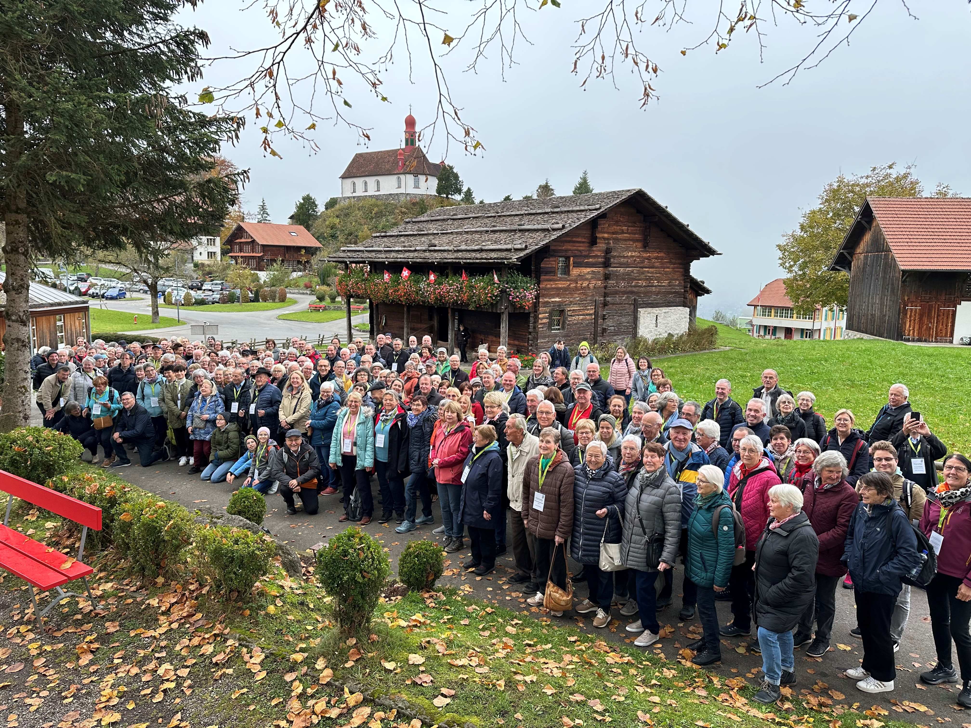 Gruppenbild (im Hintergrund Wohnhaus Bruder Klaus)